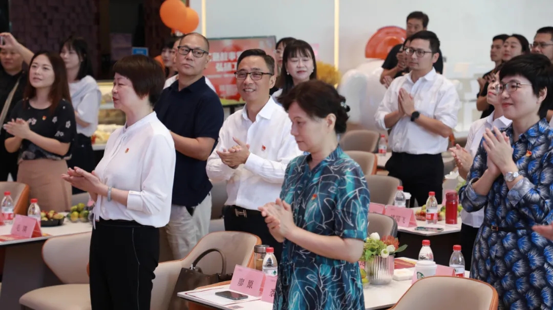 領(lǐng)導(dǎo)、行業(yè)來賓共唱《愛我中華》