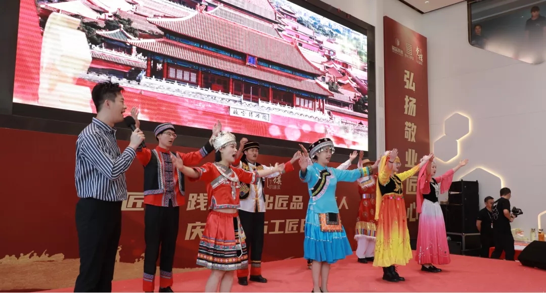 領(lǐng)導(dǎo)、行業(yè)來賓共唱《愛我中華》