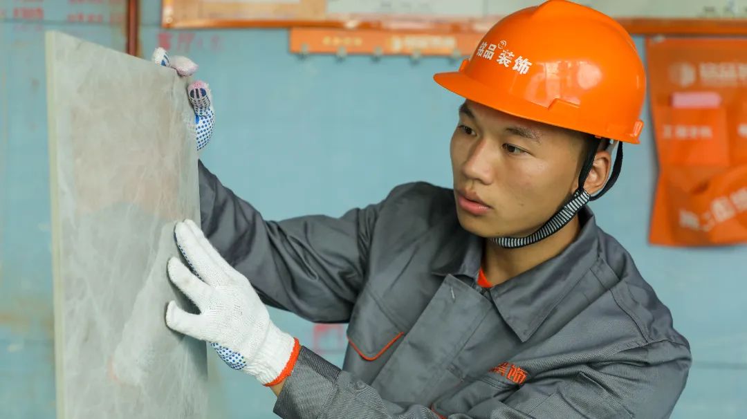 銘品工人扎根一線工地  把關工程質(zhì)量