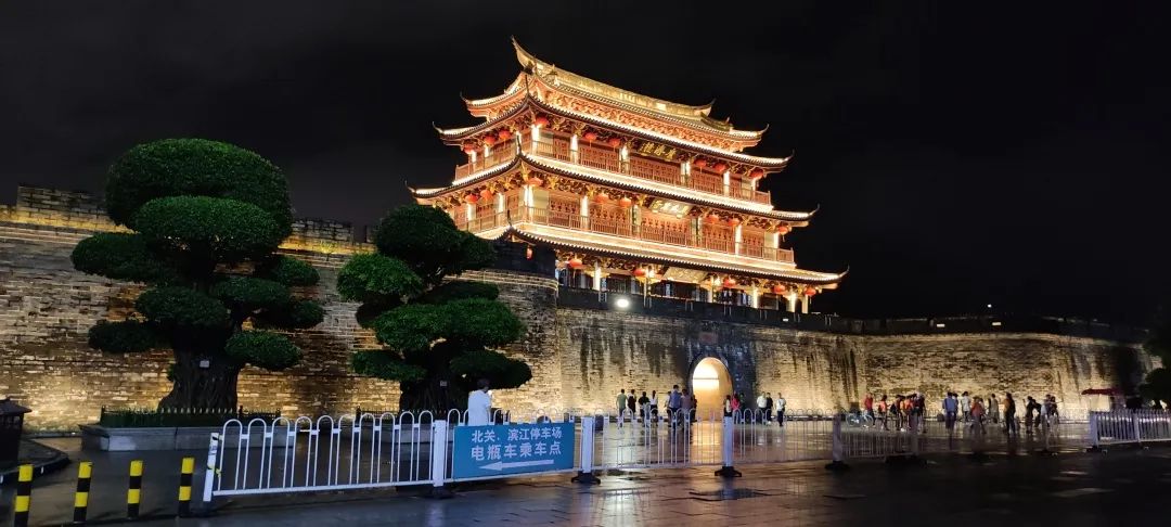 潮州古城樓的夜景，倒映一江水，如詩如畫。